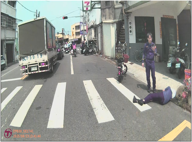黃姓老翁倒臥路旁。（照片警方提供）