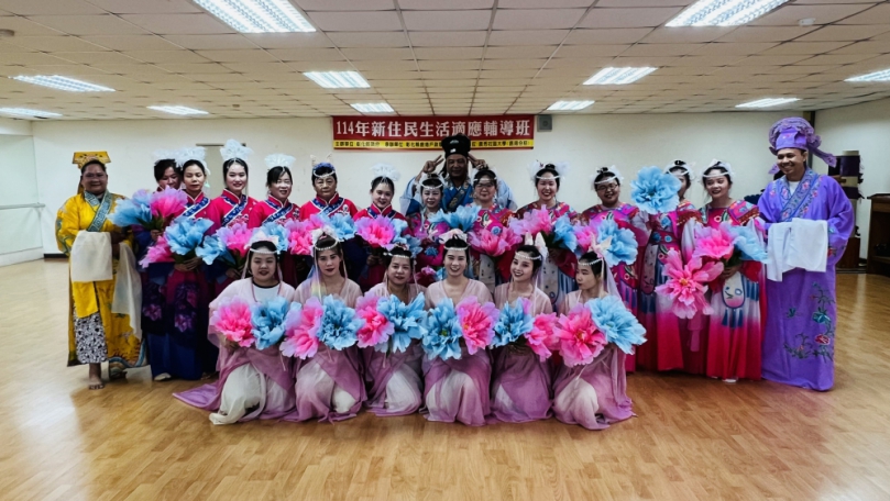「鹿港新住民生活適應輔導班」歌仔戲成果。（照片縣府提供）