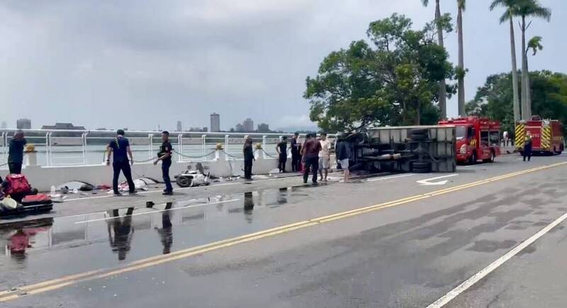 澄清湖驚險車禍小貨車失控衝撞騎機車「三貼」的祖孫三代祖母落湖命危