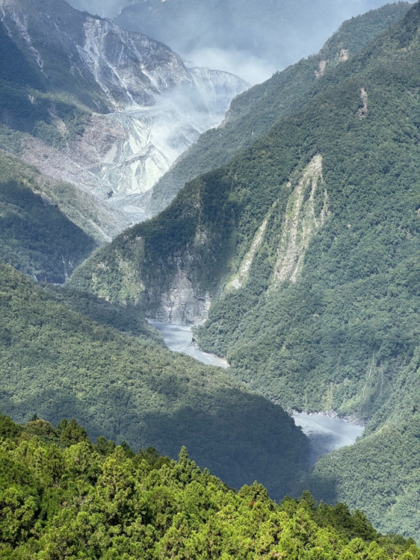網傳「堰塞湖水又開始要往下流了，約70分鐘會到部落！」｜林業及自然保育署花蓮分署：「沒有洪水流出，有圖為證！」