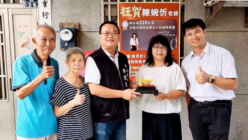 馬公市長黃健忠親赴賀陳婉忻榮獲「教育大愛菁師獎」與「卓越特殊教育人員」雙殊榮 陳婉忻表示，能同時獲得兩項獎項，心中滿懷感恩。這份榮耀不僅屬於自己，更屬於所有支持與陪伴的同事、家長與孩子。「每個孩子都有屬於自己的光芒，只要給予陪伴與適當支持，就能展現潛能。」她強調，未來將繼續秉持初心，持續深耕特教現場，陪伴更多需要的家庭走向更有希望的未來。