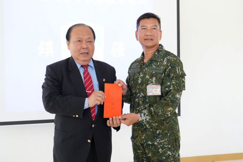 陳光復秋節慰問國軍　致贈加菜金表達感謝與祝福 澎防部指揮官陳俊源中將說，中秋佳節是家人團聚的重要時刻，但國軍官兵仍堅守崗位，守護國人平安。  活動中，陸軍澎湖防衛指揮部、空軍馬公基地勤務隊，以及空軍第九戰術戰鬥機作戰隊代表也分別致贈感謝狀，感謝縣府長期以來對國軍官兵的關懷與支持。
