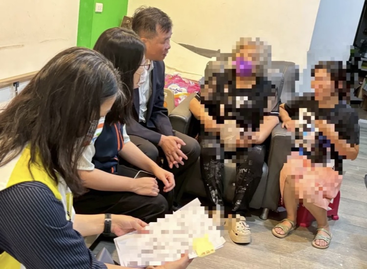 奮戰逆境｜單親媽媽扶養2名罕病兒，又遇嚴重車禍導致失業，生活陷困境，行政執行署花蓮分署攜手健保署東區業務組中秋送暖！
