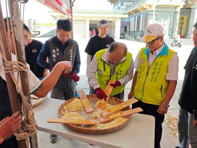 信仰結合食農，文化融合教育—湖西鄉「王公賜好籤（蕃薯籤）–抽好籤呷好簽」10月5日登場！ 除了祈求王公賜下的好籤帶來平安與順利，進行蕃薯削皮與拋絲、曬蕃薯籤體驗，現場更邀請蔡月滿老師教導蕃薯籤古早味手作-「籤杯(謙卑)」及品嘗點心佳餚，推廣在地食材，實踐食農教育精神，並結合母語教學講述「謝安王公-東山再起」典故、文化導覽與互動體驗，讓參與者從吃的、說的、聽的全方位感受尖山社區的文化底蘊與活力。
