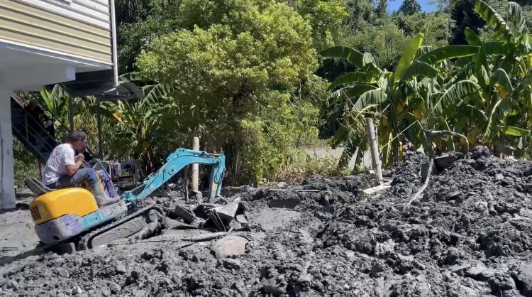 懇請卡車超人、怪手超人救援｜遠離光復重災戰場，鳳林山興災點，七俠五義42人輕裝救援，朱錦龍：急需大卡車及挖土機運走泥山！