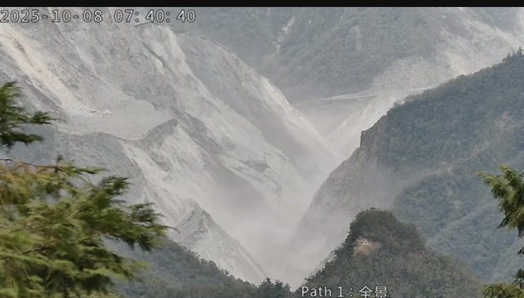 地震強烈搖晃｜堰塞湖部分土砂崩落，到處都是揚塵。花蓮縣政府：堰塞湖穩定無虞！