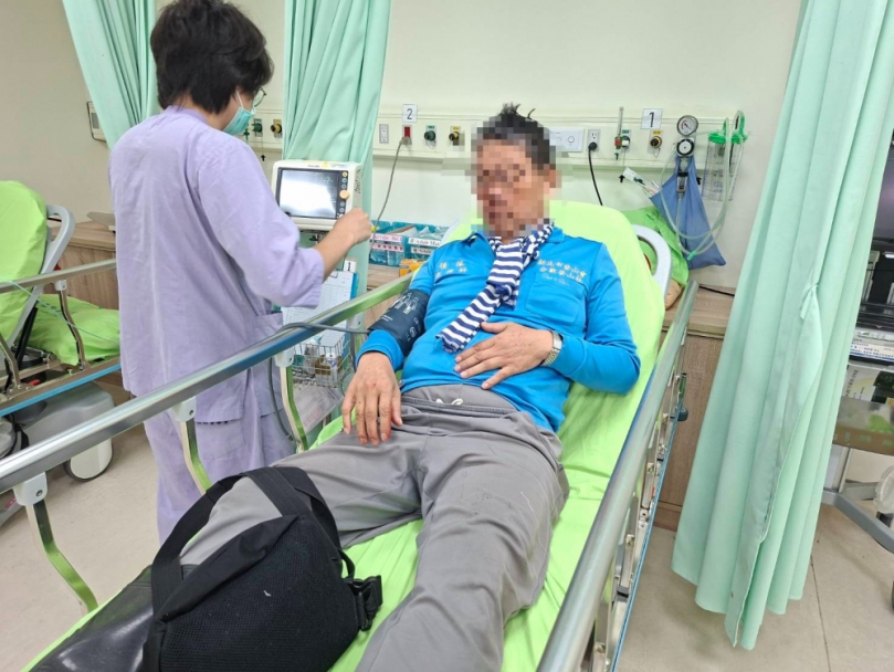 登山團領隊嘉明湖避難山屋下床時摔落昏迷｜高度約1米6，空中救援送醫。