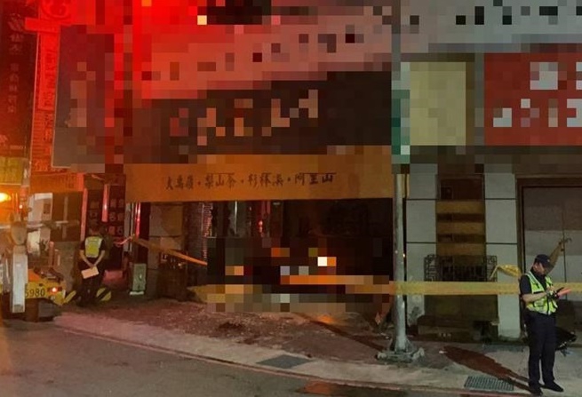 私轎車直速衝入茶葉行    造成母子一死一傷慘劇