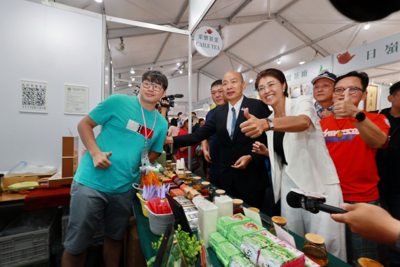 立法院長韓國瑜逛茶博 邀看10日南投國慶焰火