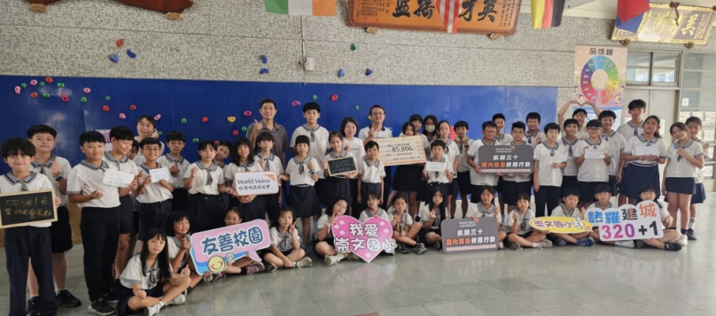 崇文國小攜手台灣世界展望會化身「愛心超人」援助花蓮光復災區 小市長謝和寯同學代表捐贈支票