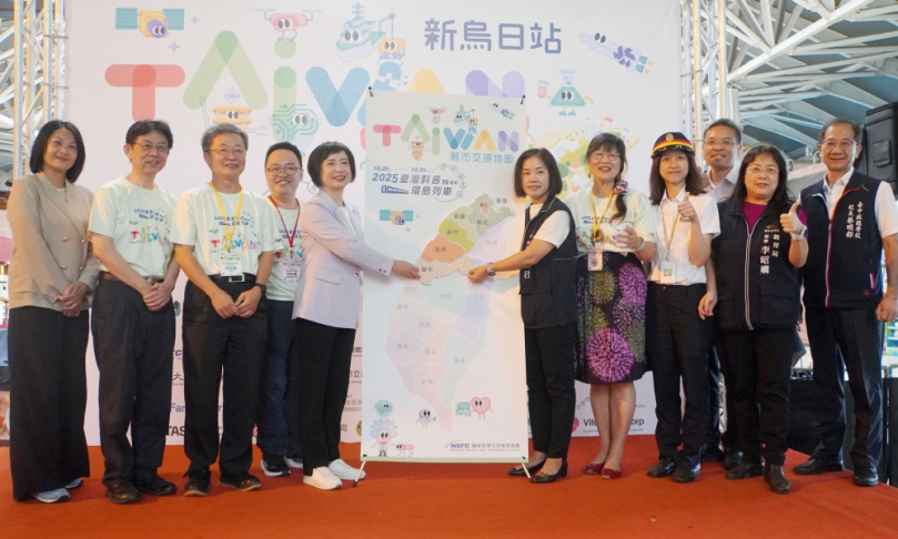 「台灣科普環島列車﹂駛抵台鐵新烏日站。（照片大葉提供）