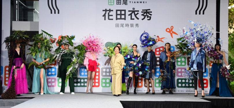 「時裝秀」,王縣長(中)穿上設計師量身打造的服裝,與其他專業模特兒走秀。(照片縣府提供)