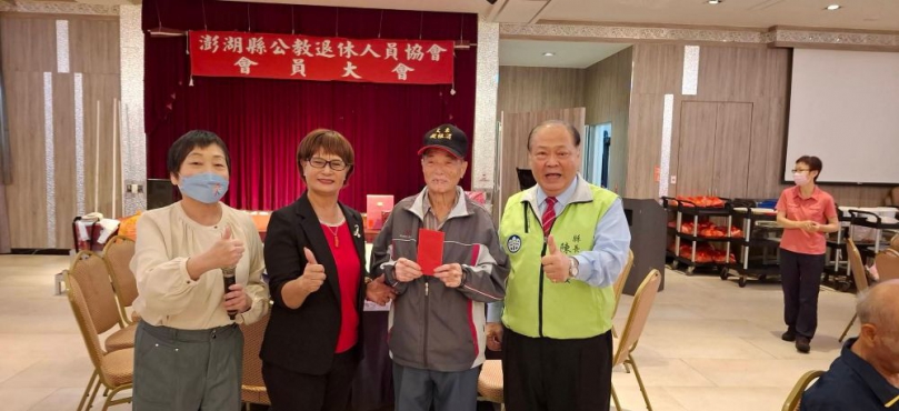 #公教退協健康講座10月26日上午假順成餐廳舉辦  縣長陳光復、蘇陳綉色議員、社會處長周柏雅、前馬公市長葉竹林等貴賓特別到場致意,受到在場與會人士熱烈歡迎,場面頗溫馨。衛福部澎湖醫院家醫科主治醫師李子羚提供豐富講義及全場與會人員認真聽講實獲益良多。