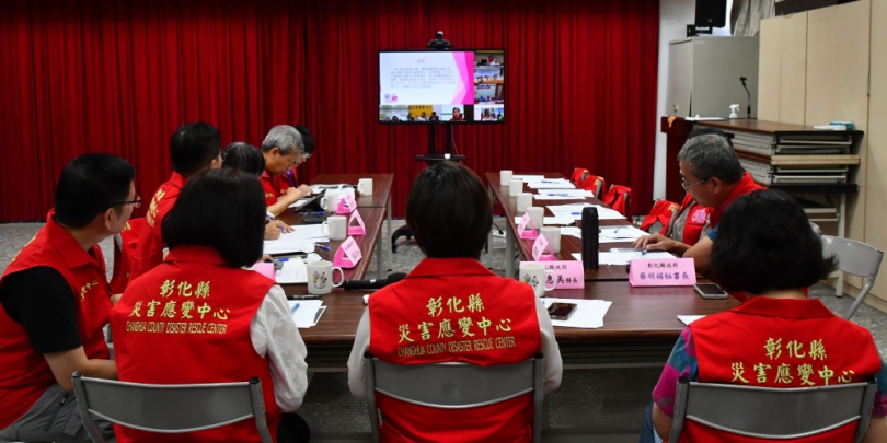 王縣長率團隊以視訊參加「非洲豬瘟中央災害應變中心」會議。(照片縣府提供)