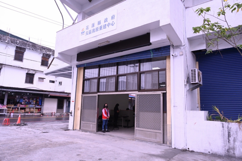 花蓮縣政府災區復原重建中心成立|光復郵局對面,10個單位派員進駐提供整合便民服務,協助光復受災鄉親即時解決各項生活與重建需求。