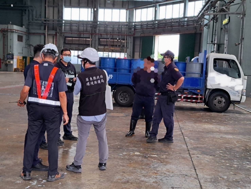 不肖業者強行闖入屏東縣焚化廠偷倒廚餘 環保局當場查獲移送法辦
