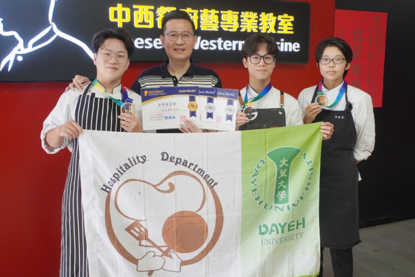 「明新盃」國際餐飲廚藝賽,大葉勇奪1金2銀佳績,右2和左1為兄弟檔。(照片大葉提供)