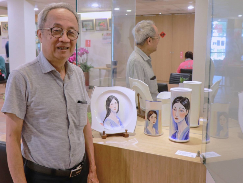 從聽診器到小提琴、攝影機、畫筆 生活藝術家聖馬宋茂林醫師  聖馬食坊舉辦釉上彩瓷繪創作展