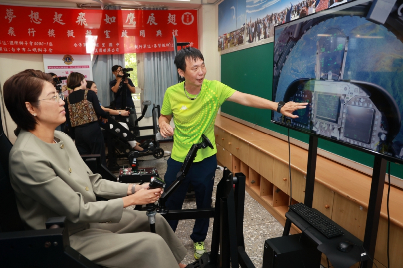 南投縣榮登數位學習績優徵選榜首！ 許淑華縣長加碼埔里國中設飛行模擬教室