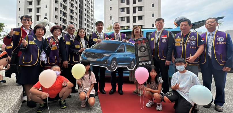 同濟會彰B區會長們合力捐車給家扶。(照片家扶提供)