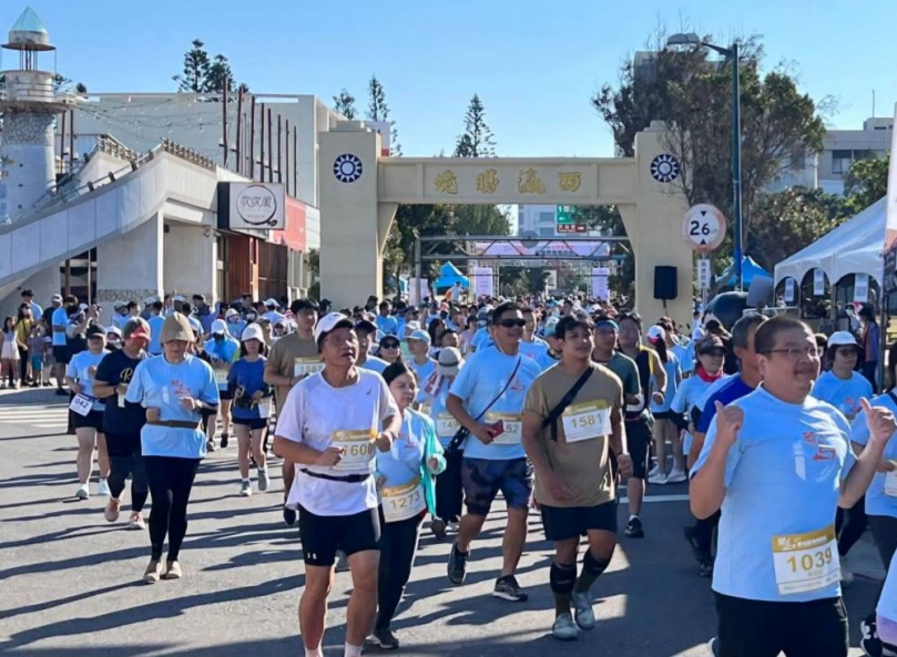 追風踏嶼！今年「2025菊島澎湖跨海馬拉松」超過3,400名跑者一同挑戰自我極限，熱情開跑！ 活動當日由交通部觀光署陳玉秀署長主持，並邀請到澎湖縣政府林長安參議、澎湖縣議會許月里議員、西嶼鄉民代表會蔡建習主席、西嶼鄉公所劉貴雀秘書等嘉賓一起鳴槍起跑。現場貴賓雲集，期透過全台唯一結合「跨海+跳島」度假風格、湛藍的海岸線賽道、美食盛宴、人文特色及在地美聲等多樣元素的運動跑旅賽事，帶領國內外遊客深入探索澎湖特殊地景與人文風情。