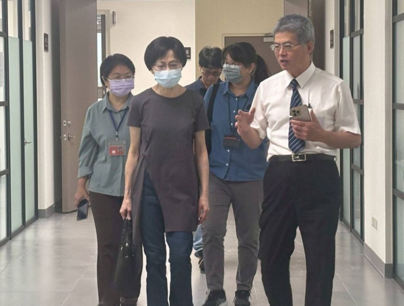 台中高分檢張慧瓊檢察官（前排左）視察「社勞毒品犯尿液採驗」業務，由彰檢謝檢察長（右）說明。（照片檢方提供）