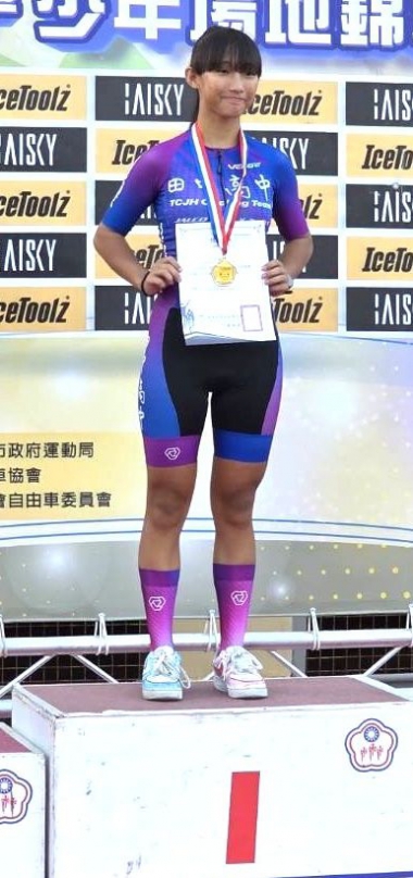 「全國自由車場地錦標賽」，田中高中獲5金2銀，游佩璇同學（如圖）包辦3面金牌、1面銀牌。（照片縣府提供） 　