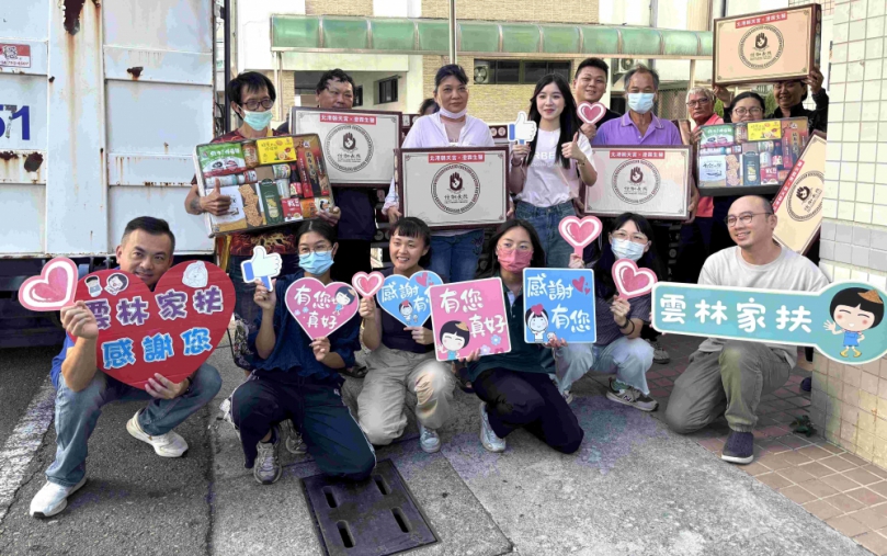 澄霖董娘、澄霖寶寶代表捐贈雲林家扶中心百桌供品 期盼接受扶助弱勢家庭都幸福〜
