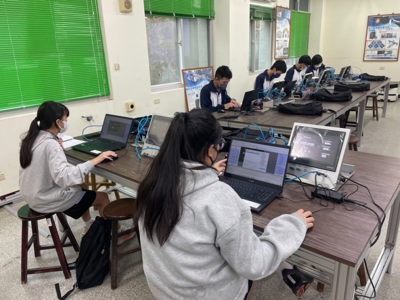 崇實高工電機科同學參加「歐姆龍」原廠認證檢定。(照片崇實提供)