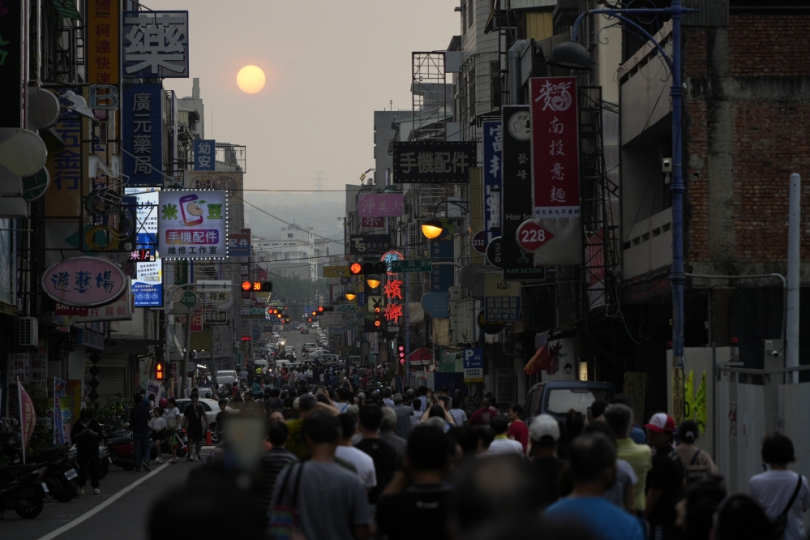 懸日映照南投市街頭 上千市民共賞夢幻奇景(