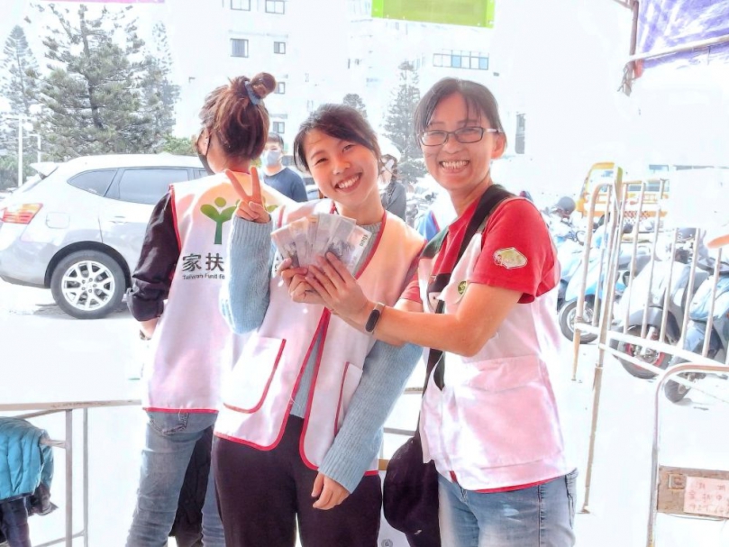 澎湖家扶歲末送暖親子園遊會尚需50名志工 邀您一起加入一同讓世界得更好 本次活動所需志工服務時間為12月13日、12月14日,誠摯歡迎高中以上(含)、具助人熱忱者,歡迎至線上表單報名https://reurl.cc/qv6V5D或來電(06)927-6432莊妤庭社工、王婉瑄專員,以兩日皆可參與服務者優先。更多活動詳情,歡迎至澎湖家扶中心FB粉專洽詢,捐款參與劃撥帳號:04560844(戶名:澎湖家扶中心)。