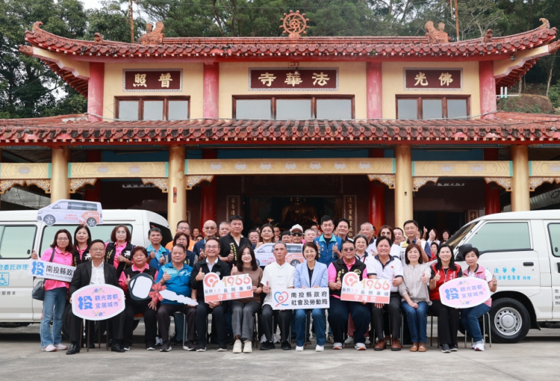 中寮法華寺、花壇奉天宮捐贈兩輛復康巴士 許淑華縣長頒感謝狀答謝