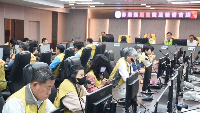 澎湖縣「鳳凰」颱風災害應變中心成立  陳光復：各編組全力戒備 目前澎湖縣電信、電力、自來水與超商供應都正常。縣府呼籲民眾提前準備乾糧、飲用水及各種救災物資，避免颱風接近時外出採買。室外懸掛物、招牌、圍籬及鷹架等應加強固牢，陽臺盆景等應妥善放置。隨時收聽或收看廣播、電視或透過「澎湖縣政府」臉書粉絲專頁及官方網站，掌握最新颱風消息及縣府公告。若有停電或積淹水狀況，可撥打1999縣民服務專線或119災情通報電話。