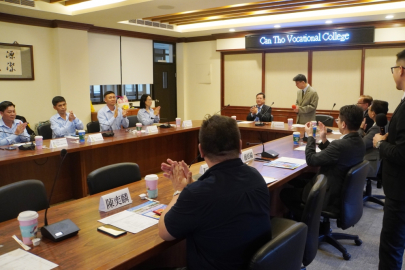 越南「肯特就業高專」一行人參訪大葉大學。(照片大葉提供)
