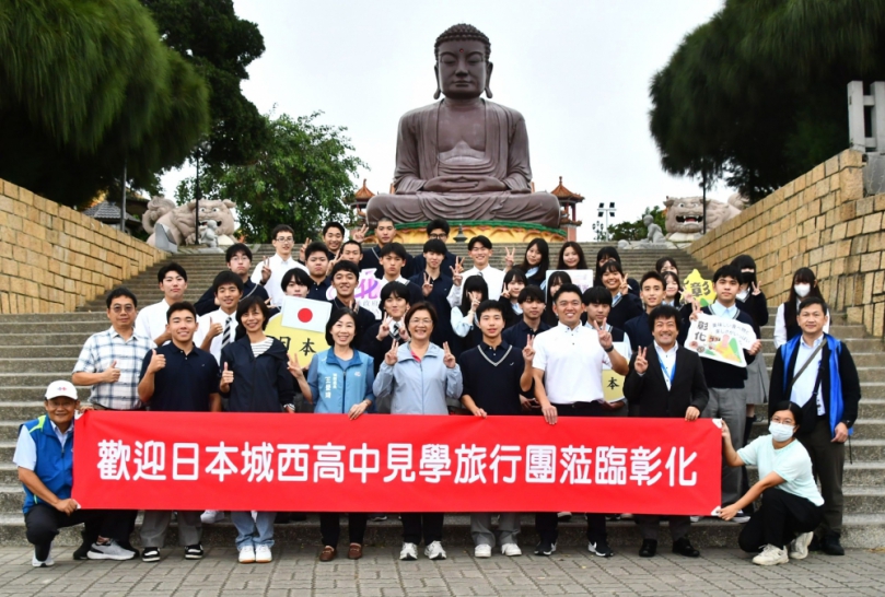 日本「見學團」至彰化八卦山大佛參訪。(照片縣府提供)