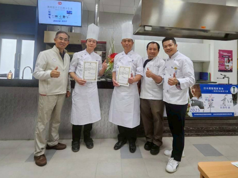 日本東京製果學校「和果子」和「洋果子」首席教師，到大葉示範教學。（照片大葉提供）