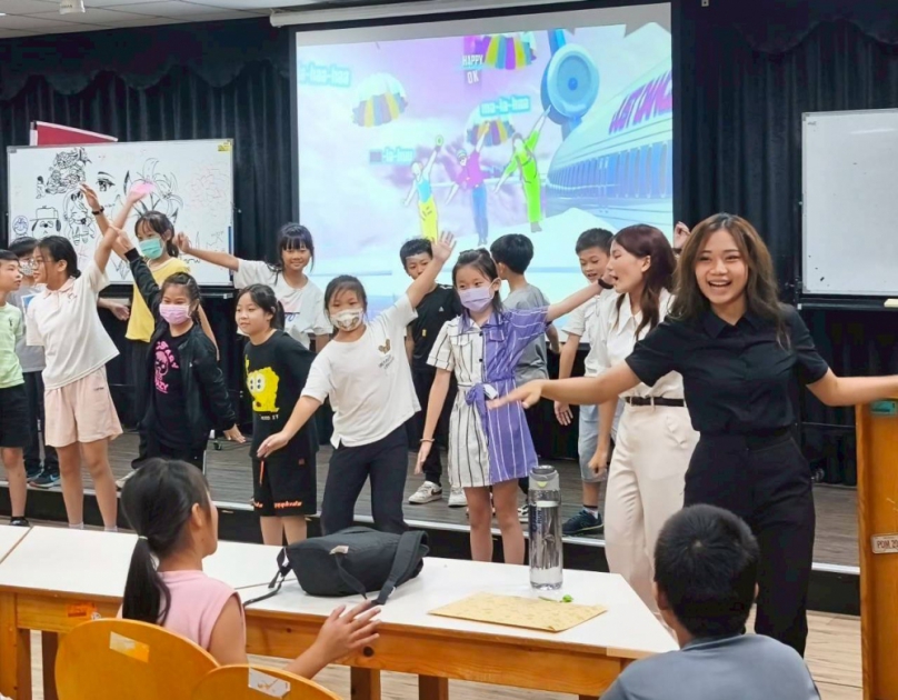 大葉「扶英英語營」,帶領國小學童以「世界探索」為主題。(照片大葉提供)