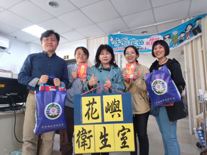 花嶼封島醫療不中斷 衛生局長陳淑娟率隊 破浪溫馨巡醫 為感謝駐地護理人員(義大醫院IDS)及交接的衛生室護理人員在艱困環境中堅守崗位、守護鄉親健康,陳淑娟局長代縣長陳光復頒發慰勉獎金各1000元,表達縣府的敬意與感謝。她強調:「離島鄉親的醫療困境,我們感同身受。特別是在天候嚴峻、斷航多日的時刻,醫療的可近性更顯重要。縣府團隊絕不能坐視不管,必須主動出擊,將醫療送到最需要的地方。」