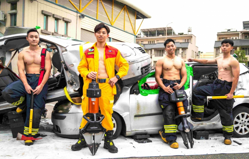 嘉義縣消防桌曆強強聯手帥氣登場 警消跨界亮相！