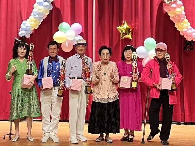 「草地人星光大道」長青歌唱賽，基金會董事長陳梅鳳（右3）頒給獲勝選手。（照片秀和提供）基