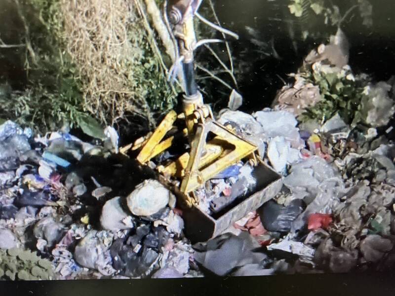 高雄月世界遭偷倒廢棄物檢搜索拘提清運業者