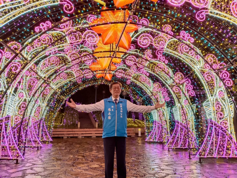 2025宜蘭礁溪溫泉燈花季試燈!高達5米主燈「泉華共舞」亮相 如夢似幻