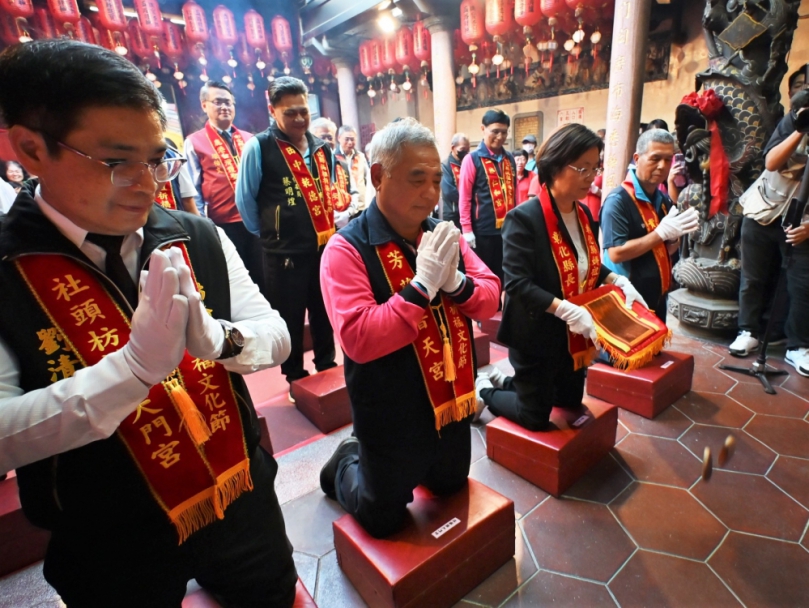 2026年「媽祖祈福文化節」新爐主宮廟，由王縣長搏杯。（照片縣府提供）