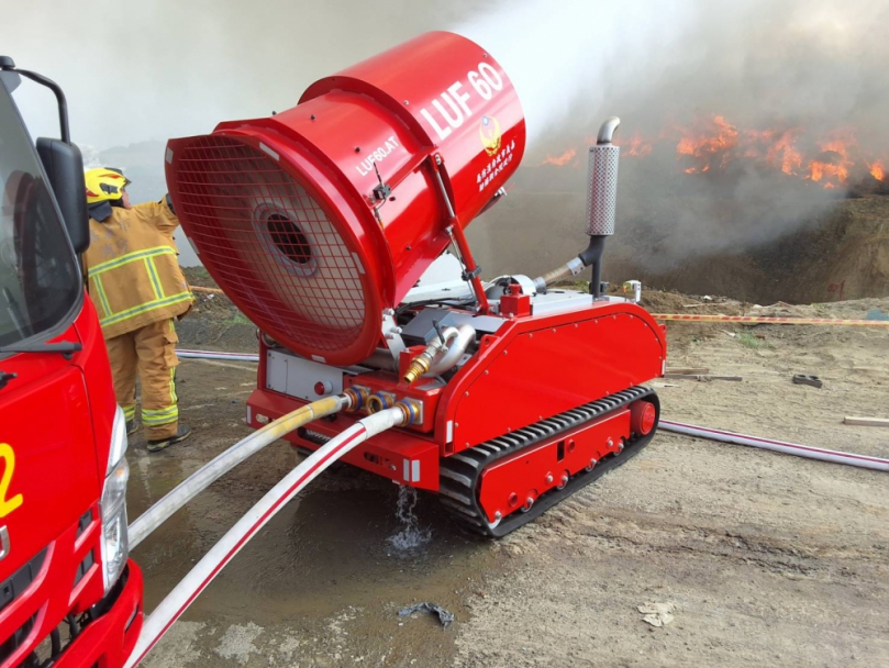 嘉市消防局首次出動兩部消防機器人滅火 嘉義市環保用地彈簧床暫置區火警  濃煙直竄雲霄