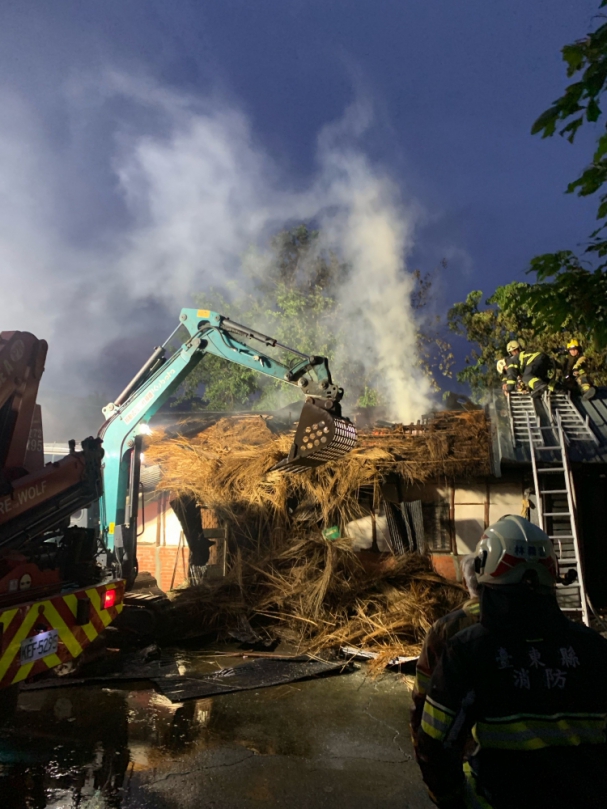 屋頂鋪茅草｜濃煙滾滾，臺東市磚造鐵皮屋火警，迅速撲滅！