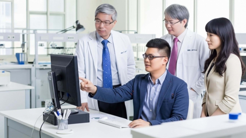 利用全民健康保險資料庫進行全國性分析揭示 短期累積抗膽鹼藥物恐增心臟驟停風險 嘉基與成大團隊研究登上國際心臟醫學頂尖期刊