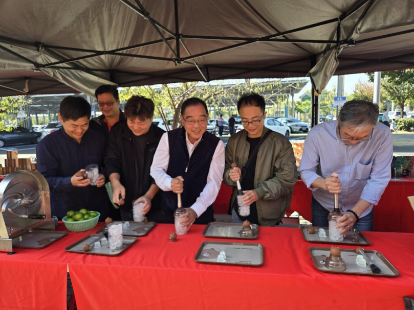 南投縣農會食農教育成果展 展現十三鄉鎮農村多重魅力:南投縣農會總幹事曾瑞與民眾現場檸檬茶DIY體驗。