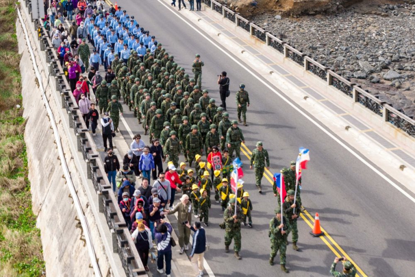 「2025澎湖大行軍」熱血啟程！  1,500人勇闖跨海大橋 感受冬季菊島魅力  陳光復表示，「澎湖大行軍」已成為澎湖秋冬最具代表性的全民健走活動，今年縣府特別擴大規模舉辦兩梯次，第二場將於12月13日熱力接棒；此外，備受期待的「2026澎湖年年有魚主題路跑」也將在1月18日開跑，歡迎大家一起健身、迎風前進，體驗澎湖冬季觀光的魅力。