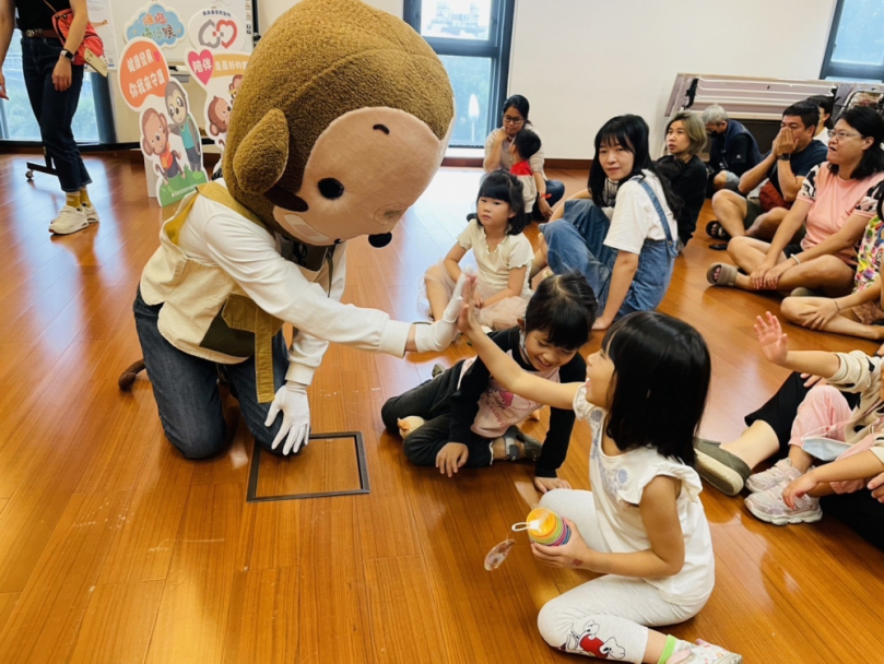 守護兒童發展 嘉基早療中心慢慢猴系列繪本巡迴說書 踏上繪本全國巡迴旅程 孩子的節奏值得被看見 說書共讀引共鳴