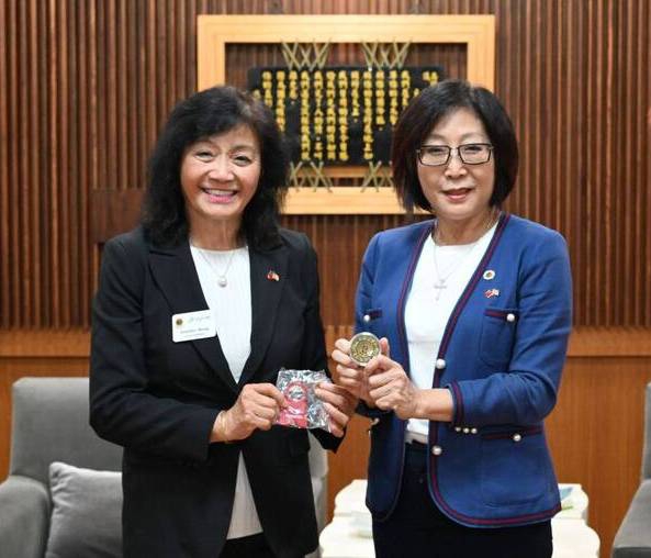 高市議長康裕成高中同學美國喜瑞市議員黃正芬訪高市議會